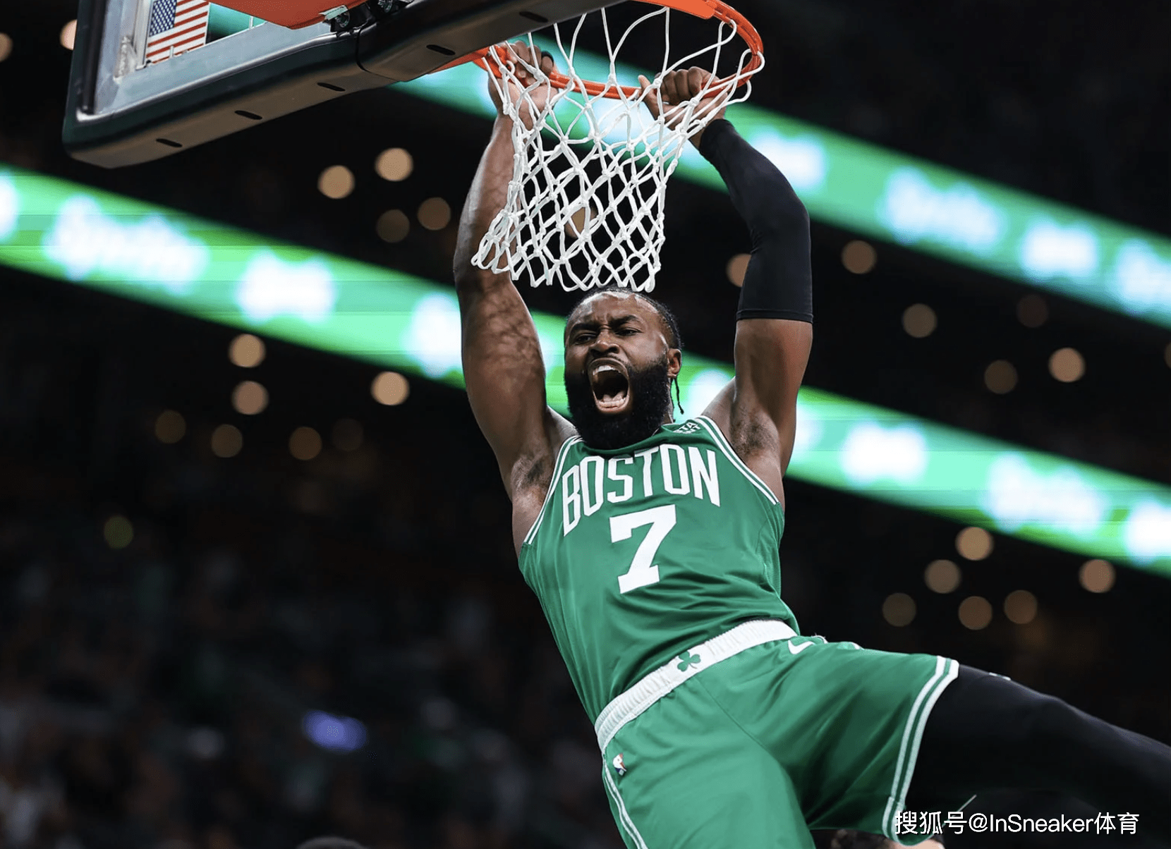 形成鲜明对 形成鲜明对